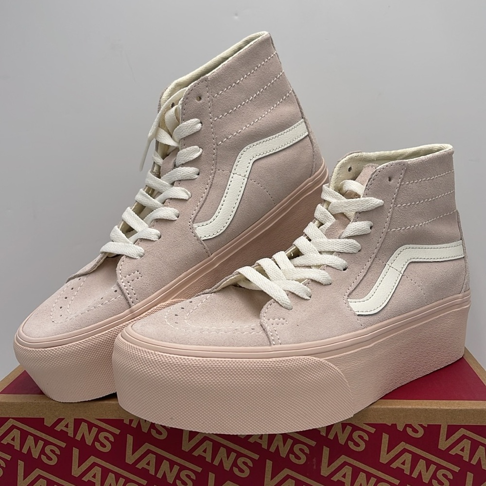 Vans WMNS Sk8-Hi Tapered Stacked Suede Shell
VN0A5JMKBXO
Platforms Sneakers - Picture 4 of 16